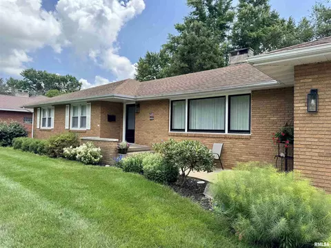 727 E Franklin St, Macomb, IL 61455 photo 3
