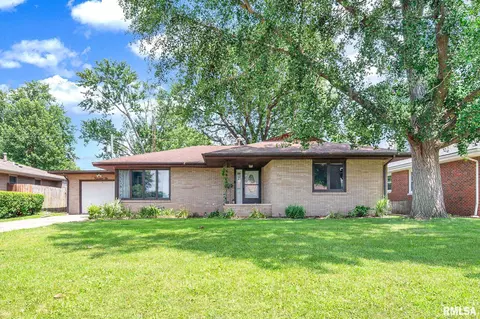 1410 N 4th St, Pekin, IL 61554