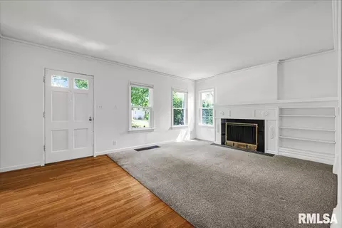 Living - 322 N Kickapoo Ter, Peoria, IL 61604 photo 2 of 4
