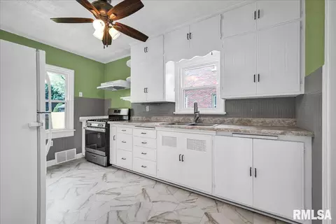 Kitchen - 322 N Kickapoo Ter, Peoria, IL 61604 photo 1 of 1