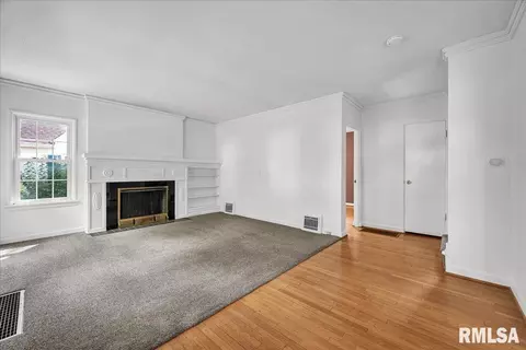 Living - 322 N Kickapoo Ter, Peoria, IL 61604 photo 1 of 4