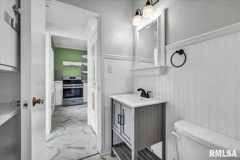 Entry Way - 322 N Kickapoo Ter, Peoria, IL 61604 photo 2 of 2