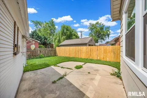 Exterior - 322 N Kickapoo Ter, Peoria, IL 61604 photo 1 of 4