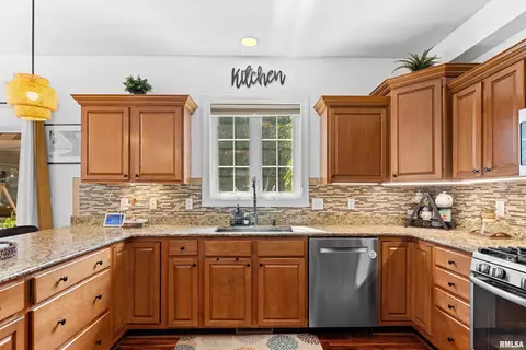Kitchen - 2022 W Castlemain Dr, Dunlap, IL 61525 photo 4 of 5