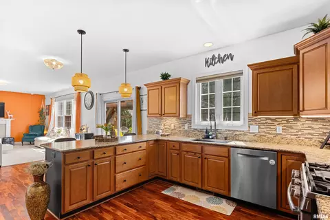 Kitchen - 2022 W Castlemain Dr, Dunlap, IL 61525 photo 5 of 5