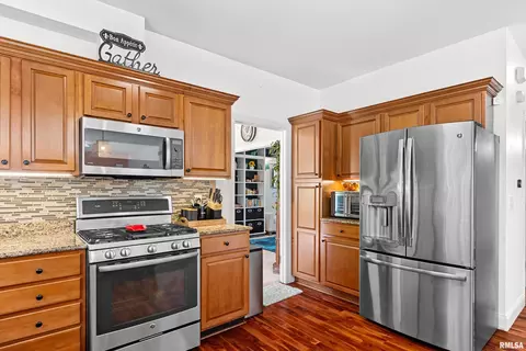 Kitchen - 2022 W Castlemain Dr, Dunlap, IL 61525 photo 3 of 5