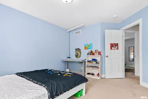 Bedroom - 2022 W Castlemain Dr, Dunlap, IL 61525 photo 6 of 8