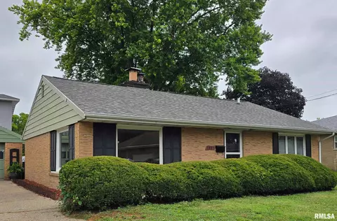 1803 Center St, Pekin, IL 61554