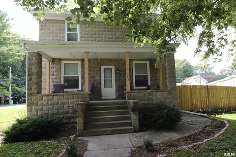 303 N William St, Farmer City, IL 61842
