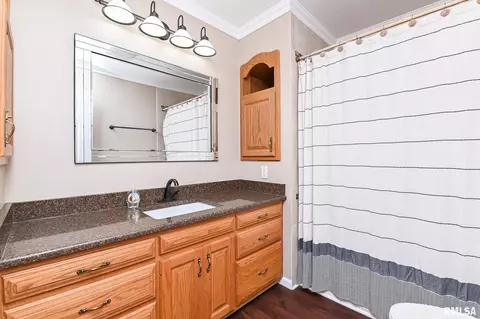 Bath - 10426 W Sir Galahad Ct, Mapleton, IL 61547 photo 1 of 3