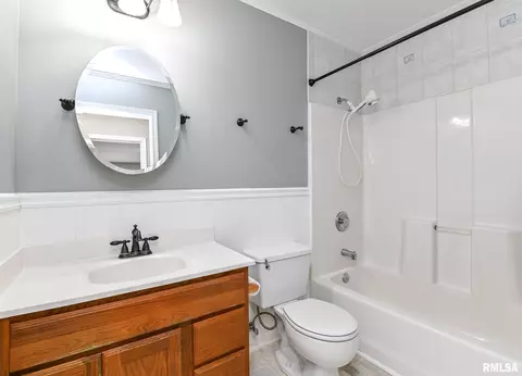 Bath - 10426 W Sir Galahad Ct, Mapleton, IL 61547 photo 2 of 3