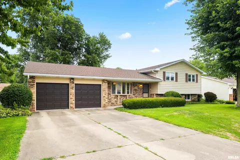 205 N Holly St, Elmwood, IL 61529