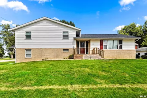 724 N Elm St, Hopedale, IL 61747