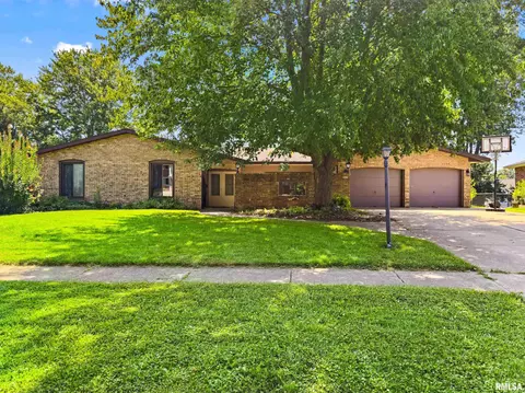 706 Yorkshire Ct, Washington, IL 61571