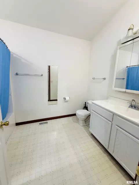 Bath - 107 N Darst St, Eureka, IL 61530 photo 2 of 2