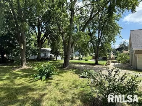 Exterior - 107 N Darst St, Eureka, IL 61530 photo 2 of 4