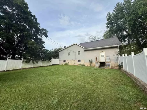 Exterior - 107 N Darst St, Eureka, IL 61530 photo 3 of 4