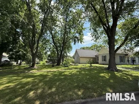 Exterior - 107 N Darst St, Eureka, IL 61530 photo 1 of 4