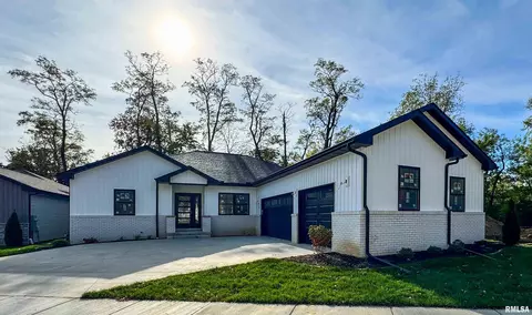 2716 W Woods Edge Dr, Peoria, IL 61614