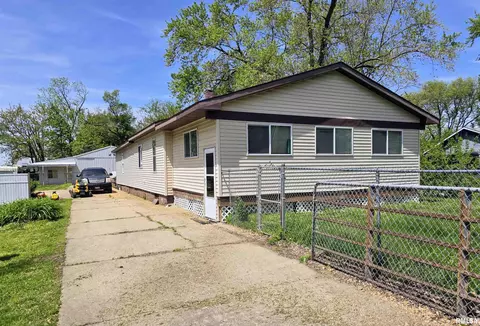 13595 1st St, Pekin, IL 61554