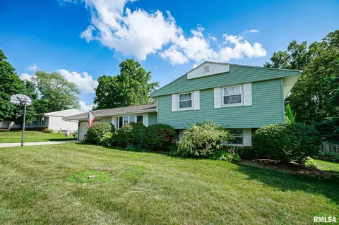 2800 W Bacon Dr, Peoria, IL 61614