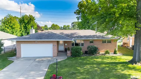 304 Delshire Ave, Pekin, IL 61554
