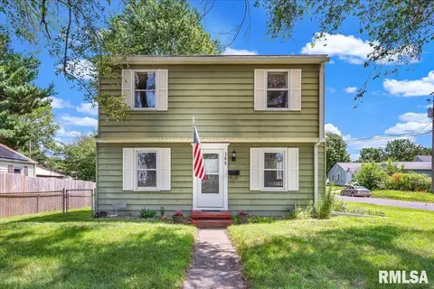 300 Edgewood Dr, Pekin, IL 61554