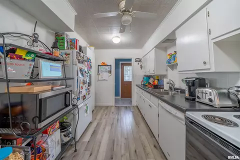 Entry Way - 607 W Burton St, Eureka, IL 61530 photo 3 of 4