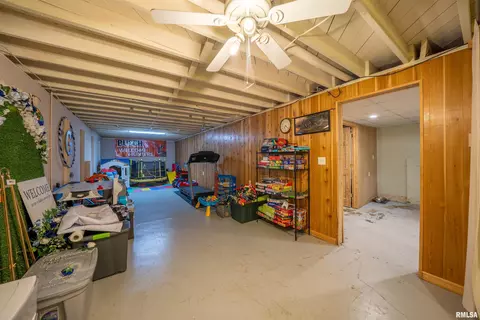 Entry Way - 607 W Burton St, Eureka, IL 61530 photo 4 of 4