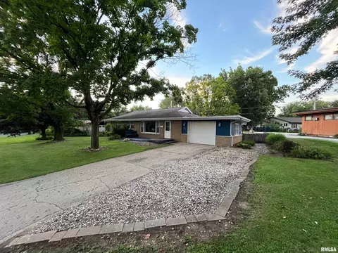 Exterior - 607 W Burton St, Eureka, IL 61530 photo 2 of 12