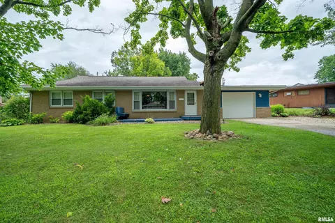 607 W Burton St, Eureka, IL 61530