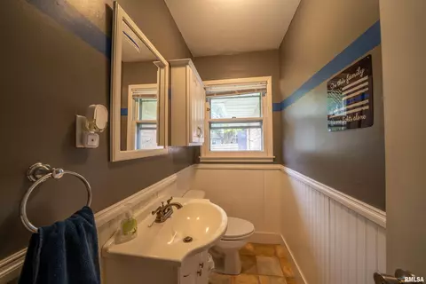 Bath - 607 W Burton St, Eureka, IL 61530 photo 2 of 2