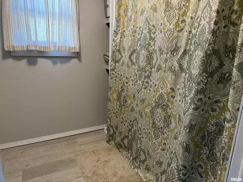Bath - 898 Elm St, Canton, IL 61520 photo 1 of 2