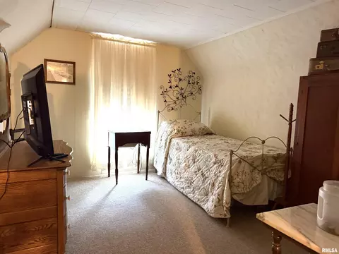 Bedroom - 898 Elm St, Canton, IL 61520 photo 3 of 4