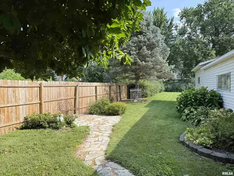 Exterior - 898 Elm St, Canton, IL 61520 photo 4 of 5