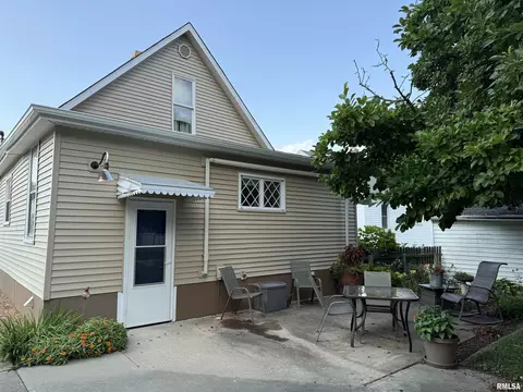 Exterior - 898 Elm St, Canton, IL 61520 photo 2 of 5