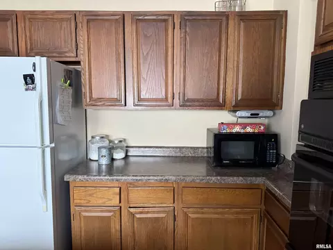 Kitchen - 898 Elm St, Canton, IL 61520 photo 2 of 4