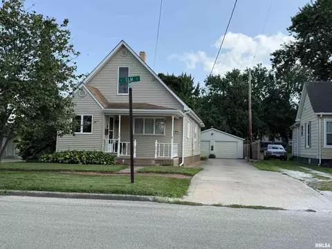 898 Elm St, Canton, IL 61520