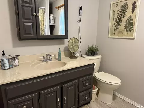 Bath - 898 Elm St, Canton, IL 61520 photo 2 of 2