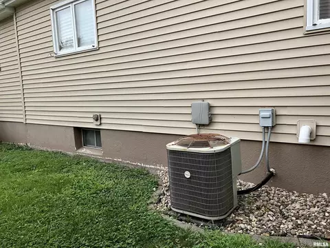Exterior - 898 Elm St, Canton, IL 61520 photo 5 of 5