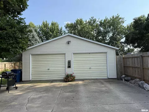 Exterior - 898 Elm St, Canton, IL 61520 photo 1 of 5