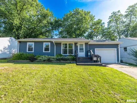 1823 Columbus Dr, Pekin, IL 61554