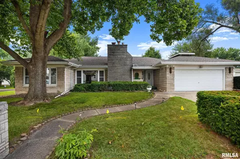 901 Lawndale Ave, Pekin, IL 61554
