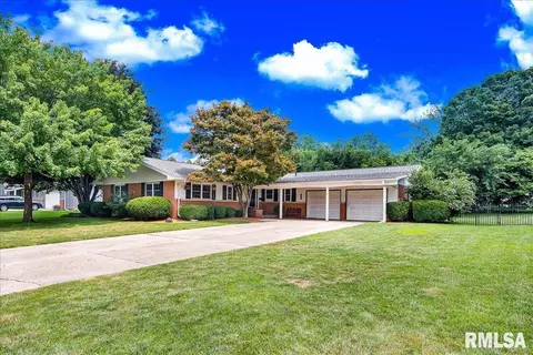 6024 N Briarwood Ln, Peoria, IL 61614