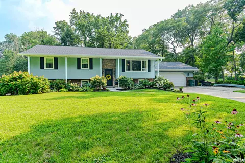3805 Garden Ct, Pekin, IL 61554