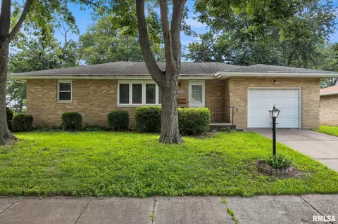 1513 S 6th St, Pekin, IL 61554