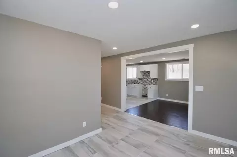 Entry Way - 8504 W Main St, Mapleton, IL 61547 photo 4 of 7