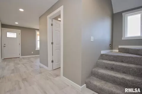 Entry Way - 8504 W Main St, Mapleton, IL 61547 photo 3 of 7