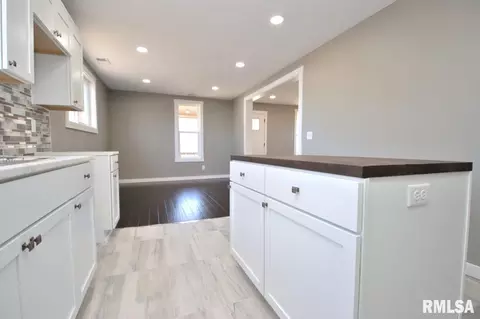 Entry Way - 8504 W Main St, Mapleton, IL 61547 photo 5 of 7