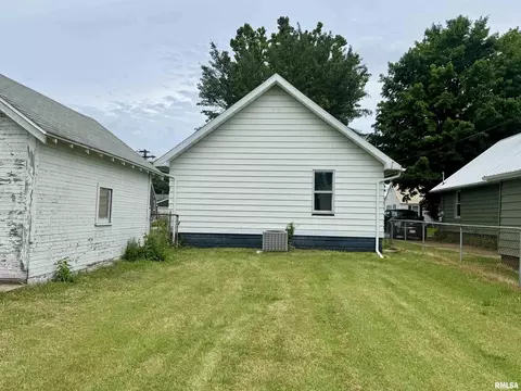 Exterior - 906 E Locust St, Canton, IL 61520 photo 2 of 2